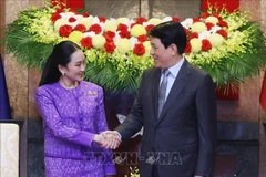 Vietnamese President Luong Cuong (right) receives Thai Prime Minister Paetongtarn Shinawatra in Hanoi on May 16. (Photo: VNA)