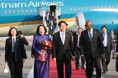 President Luong Cuong and his spouse Nguyen Thi Minh Nguyet arrive at Quatro de Fevereiro International Airport in Luanda on August 6 afternoon (local time). (Photo: VNA)