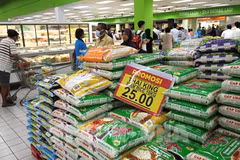 Rice bags sold at a supermarket in Penang, Malaysia (Illustrative photo: AFP/VNA)