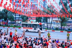 People gather on Van Cao street on August 27 to welcome the forces joining the preliminary state-level review for the National Day parade. (Photo: VNA) 