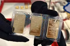 Eligible banks and enterprises will soon be permitted to import raw gold and produce bullion. (Photo: VNA)