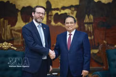 Prime Minister Pham Minh Chinh receives UK Ambassador to Vietnam Iain Frew in Hanoi on April 6. (Photo: VNA)