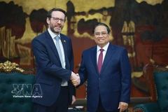 Prime Minister Pham Minh Chinh receives UK Ambassador to Vietnam Iain Frew in Hanoi on April 6. (Photo: VNA)