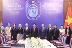 Vietnamese President Luong Cuong (centre), Australian Assistant Minister Matt Thistlethwaite (fifth from left) and officials at the reception in Hanoi on October 25 (Photo: VNA)