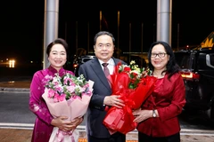 NA Chairman Tran Thanh Man (centre) and his spouse Nguyen Thi Thanh Nga (left) at Noi Bai International Airport on early July 22 morning. (Photo: VNA)