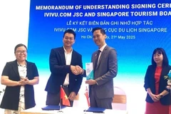 The MoU signing ceremony between the Singapore Tourism Board (STB) and iVIVU.com on May 21 (Photo: VNA)