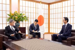 The meeting between Ambassador Do Hung Viet, Permanent Representative of Vietnam to the UN, and Japanese Minister of Foreign Affairs Iwaya Takeshi. (Photo: Vietnamese Ministry of Foreign Affairs)