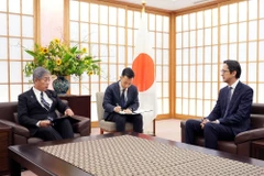 The meeting between Ambassador Do Hung Viet, Permanent Representative of Vietnam to the UN, and Japanese Minister of Foreign Affairs Iwaya Takeshi. (Photo: Vietnamese Ministry of Foreign Affairs)