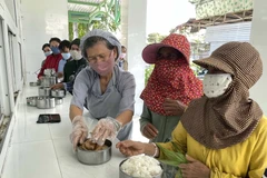 Poor patients under treatment at the Ninh Thuan General Hospital receive meals from the "Hieu va Thuong" charity kitchen. (Photo: VNA) 