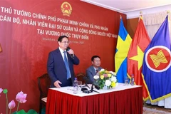 PM Pham Minh Chinh speaks at the meeting with staff of the Vietnamese Embassy and representatives of the Vietnamese community in Sweden on June 11. (Photo: VNA)