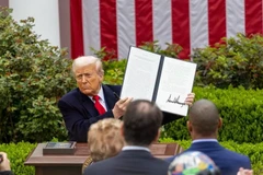US President Donald Trump signs reciprocal tariff executive orders at the White House on April 2, 2025 (Photo: Xinhua/VNA)