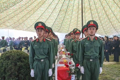 Remains of Vietnamese fallen soldiers and experts are brought to be reburied at Tong Khao Martyrs’ Cemetery in Thanh Nua commune, Dien Bien province, on December 31. (Photo: VNA)