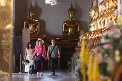 Visitors to a pagoda in Bangkok, Thailand (Photo: Xinhua/VNA)