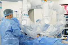 Despite geographical distance, the two surgeries were carried out safely and successfully. (Photo published by VNA)