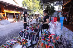Products of ethnic minorities are sold at a tourism site in Phu Tho province. (Photo: VNA)