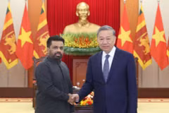 General Secretary of the Communist Party of Vietnam Central Committee To Lam (right) receives Sri Lankan President Anura Kumara Dissanayaka on May 4. (Photo: VNA)