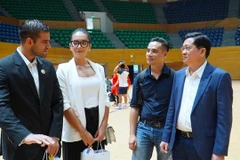 Chairman of Da Nang’s Pickeball Association Tran Phuoc Son (right) and the Pickleball World Cup President Hercilio Cabieses discuss the organisation of the Pickeball World Cup in the city. (Photo courtesy of Da Nang Portal)