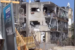 A residential area in Bat Yam, near Tel Aviv of Israel, hit by a missile attack on June 14, 2025 that left nine dead and nearly 200 injured. (Photo: VNA)