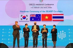 Representatives of Vietnam (second from right) and Australia (centre) receive the SEARP co-chairmanship at the handover ceremony in Seoul in February 2022. (Photo: VNA)