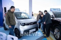 Visitors check a new car model of VinFast at the Vietnam Mobility Show 2025. (Photo: VNA)