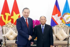General Secretary of the Communist Party of Vietnam Central Committee To Lam (left) and Honorary President of the Cambodian People’s Party Heng Samrin at their meeting in Phnom Penh on February 6. (Photo: VNA)