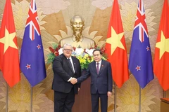 Chairman of the National Assembly Tran Thanh Man (R) welcomes Speaker of the New Zealand House of Representatives (Parliament) Gerry Brownlee in Hanoi on August 28. (Photo: VNA)