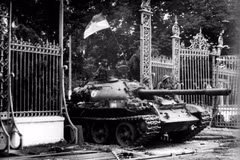 A tank of the Liberation Army passes through the iron gate, entering the Independence Palace – the last stronghold of the enemy, around the noon of April 30, 1975. (Photo: VNA)