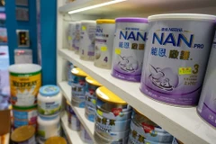 The affected products are Nestlé NAN HA 1 SupremePro 800g (batch number 52340017C3, manufactured in Switzerland) and Dumex Dulac 1 800g (batch number 101570778C, manufactured in Thailand). (Illustrative photo: South China Morning Post)