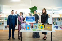 Ngo Phuong Ly (second, right), spouse of Party General Secretary To Lam, presents the "Vietnamese bookcase" to the Helsinki Central Library Oodi on October 21. (Photo: dangcongsan.org.vn)