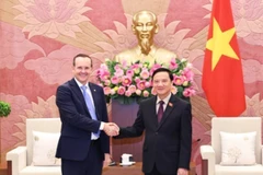 Vice Chairman of the National Assembly Nguyen Khac Dinh (R) and Chairman of the Brazil – Vietnam Parliamentary Friendship Group Marcio Honaiser in Hanoi on August 18 (Photo: VNA)