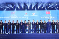 President of Vietnam Luong Cuong (10th from left), Party General Secretary and President of Laos Thongloun Sisoulith (ninth from left), and officials of the two countries at the inauguration ceremony of Wharf No. 3 of Lao - Viet International Port on April 28 (Photo: VNA)