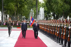 Lao President Thongloun Sisoulith (left) and Myanmar President Min Aung Hlaing inspect the guard of honour of the Lao People's Army at the welcome ceremony for the latter in Vientiane on July 3, 2026. (Photo: VNA)