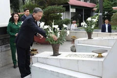 Party General Secretary To Lam pays tribute to the 10 female youth pioneers at the national special historical relic site of Dong Loc T-junction in Ha Tinh province on December 29. (Photo: VNA)