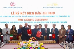 Ha Sy Dong, acting Chairman of the Quang Tri People's Committee, and Giacomo Spadini, CEO of ENI Natural Energies Vietnam LLC, sign a memorandum of understanding on January 22. (Photo: baodautu.vn)