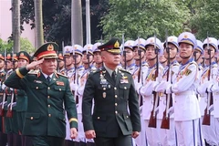 Chief of the General Staff of the Vietnam People’s Army and Deputy Minister of National Defence Gen. Nguyen Tan Cuong (left) and Chief of Defence Forces of Thailand Gen. Songwit Noonpackdee review the guard of honour at the welcome ceremony in Hanoi on July 4. (Photo: VNA)