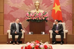 Vice Chairman of the Vietnamese National Assembly (NA) Tran Quang Phuong meets with Chairman of the Committee on National Security of the Hungarian NA Zoltan Sas in Hanoi on February 3. (Photo: VNA)
