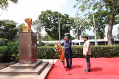 General Secretary of the Communist Party of Vietnam Central Committee and President of Vietnam To Lam (left) and Sri Lankan President Anura Kumara Dissanayake lay flowers in tribute to late President Ho Chi Minh at the Colombo Public Library on May 8. (Photo: dangcongsan.org.vn)