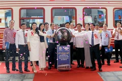 The launch of the high-quality train named "Hoa Phuong Do" (Red Flamboyant) in Hai Phong city on May 10 (Photo: VNA)