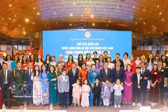 NA Chairman Tran Thanh Man, his spouse, the staff of the Vietnamese Embassy and representatives of the Vietnamese community in Türkiye pose for a group photo at the meeting in Istanbul on late April 17. (Photo: VNA)