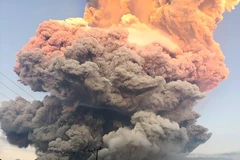 Lewotobi Laki Laki volcano erupts on June 17, 2025. (Photo: Xinhua/VNA)