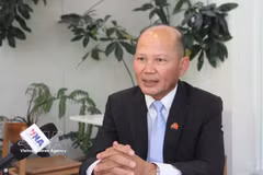 Uch Leang, President of the Cambodian Alumni from Vietnam Association and acting Director of the Department of Asian, African and Middle East Studies at the Institute for International Relations of Cambodia under the Royal Academy of Cambodia, gives an interview granted to the Vietnam News Agency (Photo: VNA)