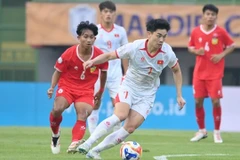 Nguyen Dinh Bac (7) and teammates had a comfortable win in their opening match. (Photo courtesy of the AFF)