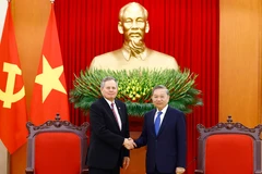 Party General Secretary To Lam (right) and US Senator Steven David Daines at their meeting in Hanoi on March 20 (Photo: VNA)