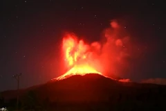 Mount Lewotobi Laki-laki erupts on August 1, 2025. (Photo: Xinhua/VNA)