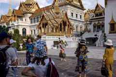 Visitors to the Grand Palace in Bangkok, Thailand. (Illustrative photo: AFP/VNA)