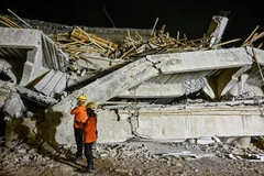 Indonesia: Numerous students trapped in Islamic school building collapse