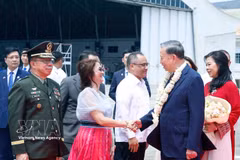 Party General Secretary and State President To Lam and his spouse Ngo Phuong Ly are welcomed at Villamor Airbase on May 31 afternoon. (Photo: VNA)