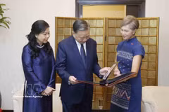 Seeing off the Vietnamese delegation at Changi International Airport on May 31 morning, Singapore's Minister for Digital Development and Information Josephine Teo (right) presents Party General Secretary and State President To Lam and his wife with an album of photographs documenting their activities in Singapore. (Photo: VNA)