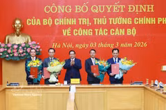 PM Pham Minh Chinh (centre) presents the decisions on personnel affairs to officials on March 3. (Photo: VNA)