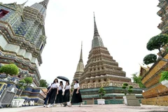 Visitors to a pagoda in Bangkok, Thailand (Photo: Xunhua/VNA)